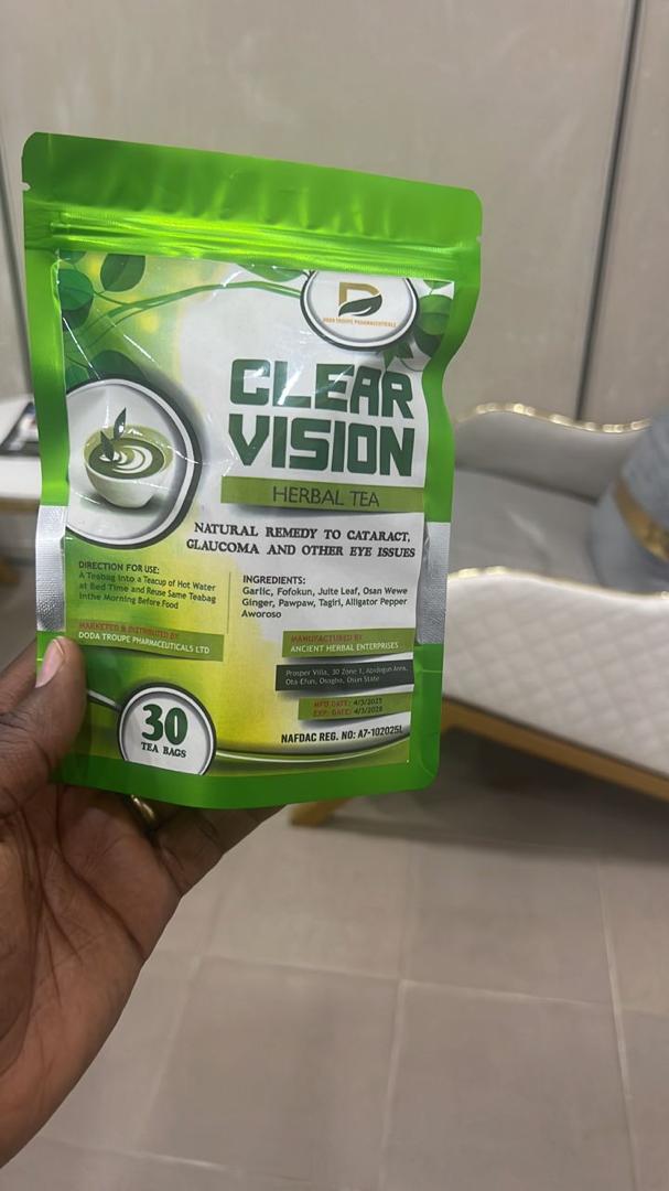 Holding Clear Vision Herbal Tea Pack